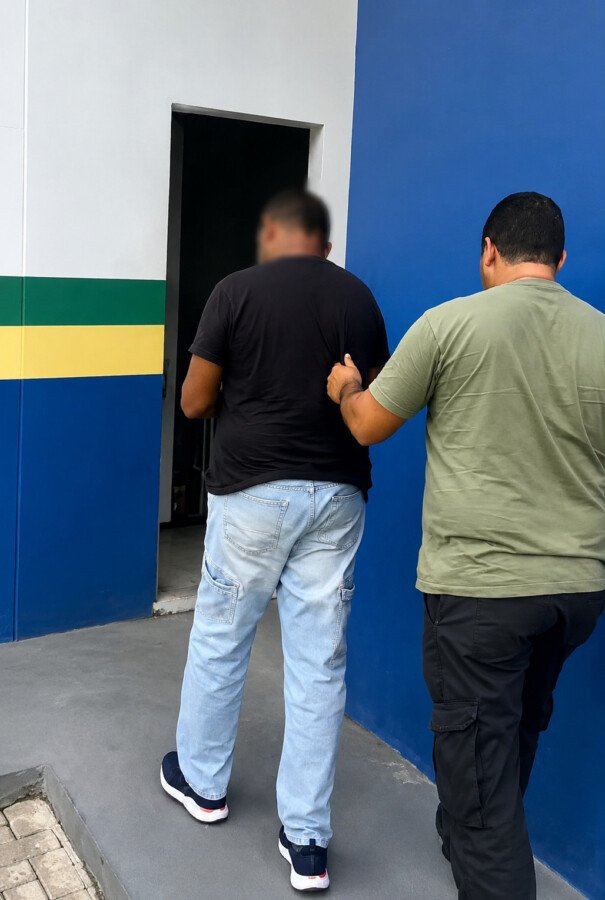 Investigação da Polícia Civil e da Polícia Federal apontou que o homem compartilhava imagens envolvendo uma adolescente de 14 anos em aplicativos de mensagens.